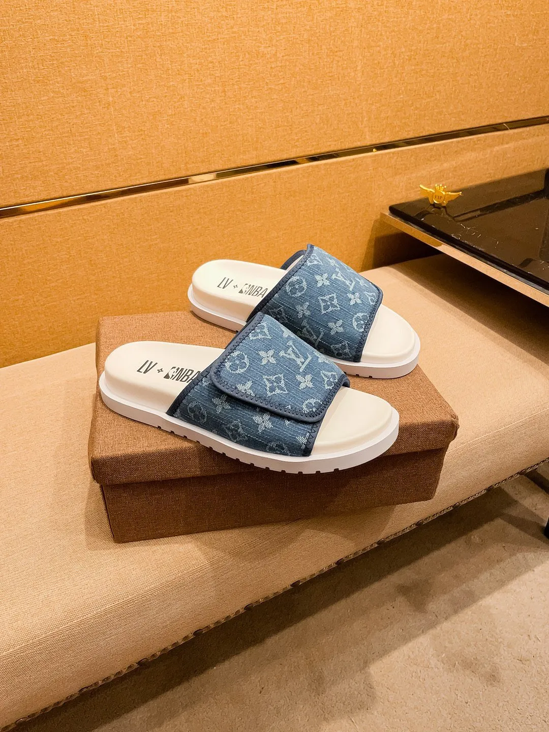 Men's men's shoes💰 300💰New model on the market🔥 [LV🔥 Louis Vuitton slippers] High-end 1:1 mold customization, original upgraded version of the outsole, lighter and non-slip. The market's top quality, fashionable and trendy, versatile and popular, simple yet tasteful, a must-have for fashionistas, exuding a fashionable and casual atmosphere, fashion is at your feet, full of confidence, the same style at the counter 👍The season of spring and summer slippers is here, super beautiful to wear, 38-44 1⃣️colors available🔥